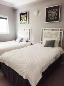 73 Eden Wilds في بورت إدوارد: سريرين في غرفة بجدران بيضاء
