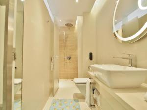 Kamar mandi di Hotel Indigo Hong Kong Island by IHG