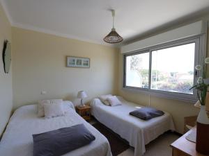 two beds in a room with a window at Appartement Palavas-les-Flots, 2 pièces, 4 personnes - FR-1-559-3 in Palavas-les-Flots