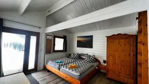 een slaapkamer met een bed in een kamer bij Ferienhaus Seepferdchen in Göhren