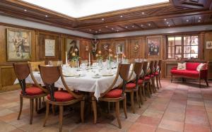 Reštaurácia alebo iné gastronomické zariadenie v ubytovaní Biohotel Walserstuba