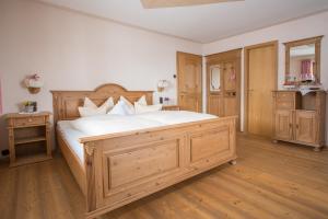 Posteľ alebo postele v izbe v ubytovaní Biohotel Walserstuba