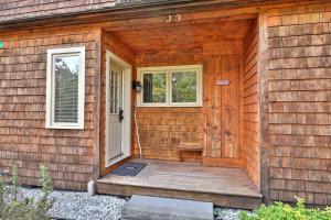 una puerta delantera de una casa de madera con porche en Glazebrook by Killington Vacation Rentals, en Killington