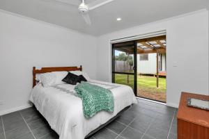 En eller flere senge i et værelse på Virtue Haven - Whatuwhiwhi Holiday Home