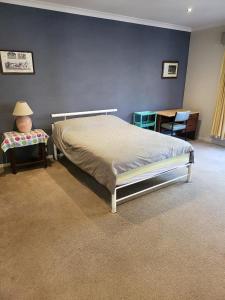 Ένα ή περισσότερα κρεβάτια σε δωμάτιο στο Lucky House