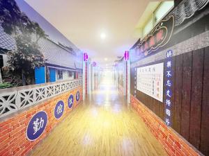 um corredor de um restaurante com placas na parede em 柜富賓王旅店-台北館 Giant Rich King Plaza Hotel em Taipei