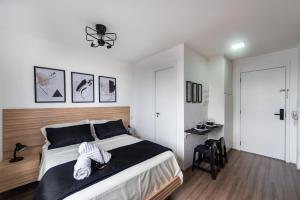 1 dormitorio con cama y escritorio. en MV15 - Studio Próximo à Estação Brás: Conforto Garantido, en São Paulo