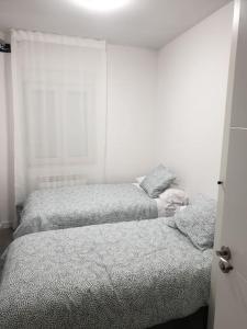 two beds sitting next to each other in a bedroom at Logroño Centro Home in Logroño