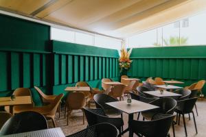 une salle à manger vide avec des tables et des chaises dans l'établissement ALEXANDRA Boutique Residence Downtown, à Alexandroúpolis