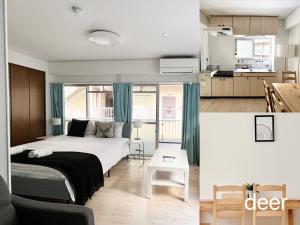twee foto's van een slaapkamer met een bed en een keuken bij Maison Milano Nakatsu Apartment in Osaka