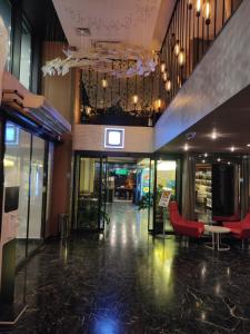 Kuhla Hotel في طرابزون: لوبي مبنى فيه كرسي احمر وطاولة