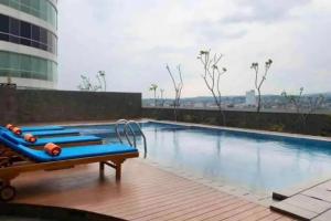 Kolam renang di atau dekat dengan RedLiving Apartemen Sentraland Semarang - WIN Property