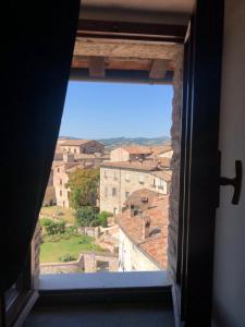 ein offenes Fenster mit Stadtblick in der Unterkunft GialloSole apartment Gubbio in Gubbio