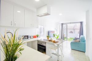 A kitchen or kitchenette at CARTAGENAFLATS, Apartamentos San Francisco