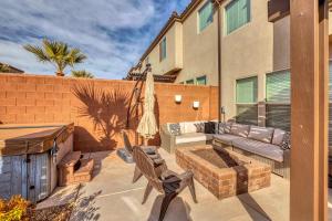a patio with a couch and a table and chairs at Southern Retreat, Priv Patio with Hot Tub, Zions. in Washington