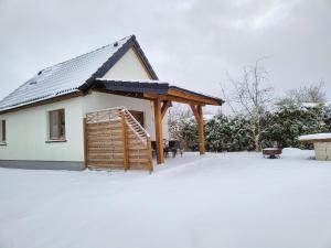 una pequeña casa con techo en la nieve en #MazuryNature en Giżycko