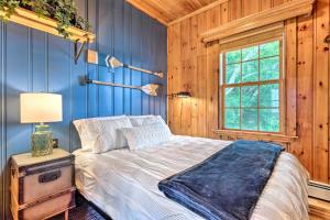 1 dormitorio con 1 cama con pared azul en Charming Bristol Cottage with Private Beach!, en Bristol