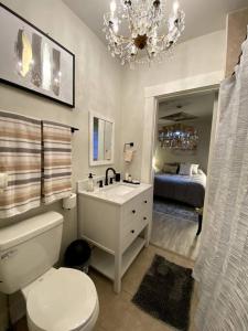 ein Bad mit einem WC, einem Waschbecken und einem Bett in der Unterkunft Kentucky Kiss on Scenic Drive in El Paso