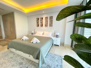 Postel nebo postele na pokoji v ubytování Dar Vacation - Stunning Palm View 3BDR Apartment