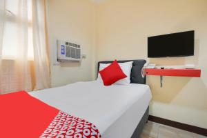 Tempat tidur dalam kamar di OYO 912 Fb Suites