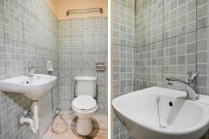 Duas fotografias de uma casa de banho com WC e lavatório. em OYO 912 Fb Suites 
