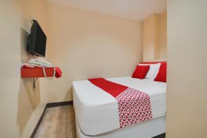 Tempat tidur dalam kamar di OYO 912 Fb Suites