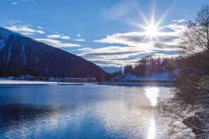 ダボスにあるZentrum Haus Davosの水面に反射する太陽の湖