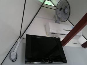 ニパ ゲストハウス パンコールにあるテレビまたはエンターテインメントセンター