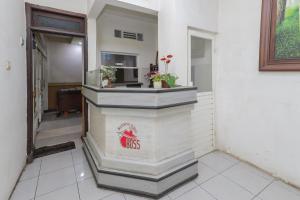 a lobby with a counter in a building at RedDoorz near Stasiun Malang Kota Lama 2 in Malang