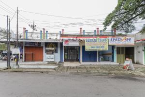 un edificio al lado de una calle en RedDoorz near Stasiun Malang Kota Lama 2, en Malang