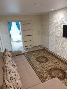 TV a/nebo společenská místnost v ubytování Apartment on Metallurgov 32