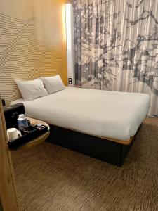 Ein Bett oder Betten in einem Zimmer der Unterkunft B&B HOTEL Paris Porte des Lilas