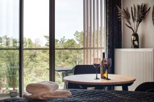 a room with a table and two glasses of wine at Apartamenty Pobierowo PINEA in Pobierowo
