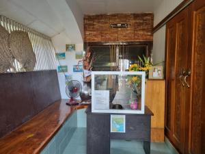 莫阿爾博阿的住宿－Southpoint Hostel，桌子上有一个鱼缸的房间