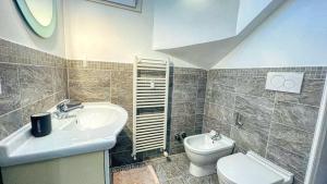Bilik mandi di Appartamento Frejus - Affitti Bevi Italia +17 gambar
