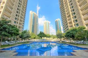 Bazén v ubytování Luxury Burj Khalifa & Fountain View Apt Downtown nebo v jeho okolí