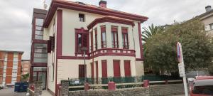 una gran casa rosa y blanca en una calle en Casa Zabalena, en Górliz-Elexalde