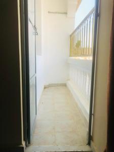 otwarte drzwi do korytarza ze schodami w obiekcie Mtwapa Apartment w mieście Mombasa