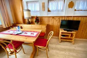 Et tv og/eller underholdning på Camera 4 letti +ang cucina/bagno all'interno Villa + 5 billeder