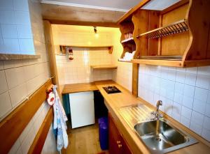 Køkken eller tekøkken på Camera 4 letti +ang cucina/bagno all'interno Villa