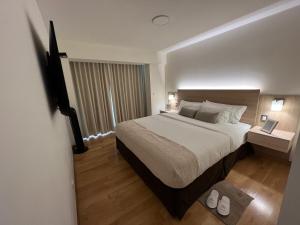 pokój hotelowy z dużym łóżkiem i oknem w obiekcie Miraflores 2 Bedrooms Executive Apartment w mieście Lima