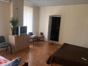 TV a/nebo společenská místnost v ubytování Apartment on Mira avenue