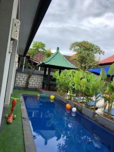 una piscina in un resort con giocattolo da piscina di Dewi Dewi Villas a Sanur