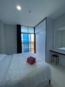 een slaapkamer met een groot wit bed en een balkon bij FORMOSA RESIDENCE - The Apartments 1 Bed Room 2003A in Nagoya