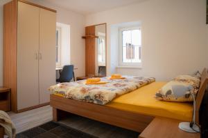 ein Schlafzimmer mit einem Bett mit orangefarbenen Handtüchern darauf in der Unterkunft Relax House Soča in Bovec