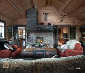 un soggiorno con camino in pietra in una casa di Luxury Cabin at Nesfjellet with sauna, bbq, close to ski & golf a Nes i Ådal