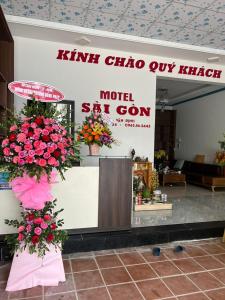 una tienda con flores en el vestíbulo en Sai Gon Motel, en Da Nang