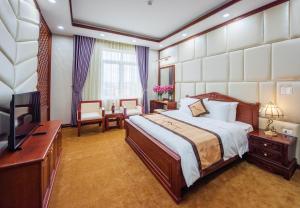 Habitación de hotel con cama y TV en Khách Sạn A1, en Lạng Sơn