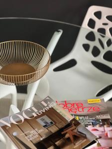 une table recouverte d'un magazine et d'une lampe dans l'établissement Sopot House, à Sopot