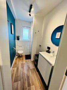 een badkamer met een witte wastafel en een toilet bij Himmlische Weite 3 in Schweinfurt